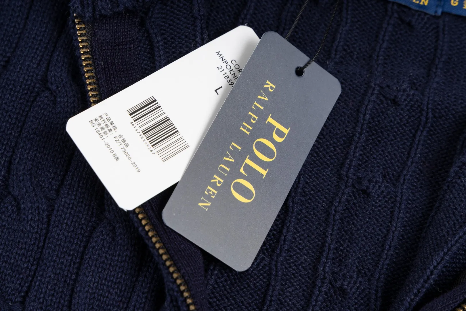 P260 #R98 RALPH LAUREN Ralph Lauren nine-color classic small label embroidery logo full zipper knitted cable cardigan sweater, high-density LOGO embroidery on the chest, original customization of tag accessories. Made of pure cotton yarn, pure cotton is skin-friendly and comfortable, small label war horse embroidered twist zipper cardigan sweater 🐎 high quality, follow the blogger to learn how to wear it! Let’s buy a Ralph Lauren cable sweater. It’s a super hard-to-find series after it became popular. It’s hard to find one on the official website. It’s simple and practical to wear, with a lazy and loose feel. The thickened fabric has more texture, feels soft and delicate, and has a loose fit. Whether worn alone or layered, you can wear different styles of fashion with just one piece!   Size：XS S M L